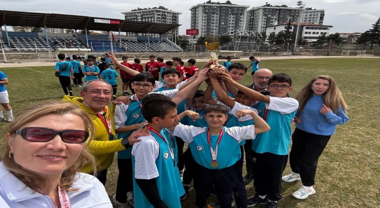 Atatürk Ortaokulu Ragbi Takımları İl Şampiyonasında başarı elde etti