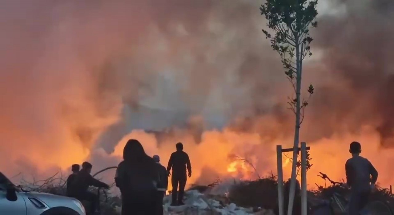 Atık malzeme yangınından çıkan dumanlar gökyüzünü kapladı