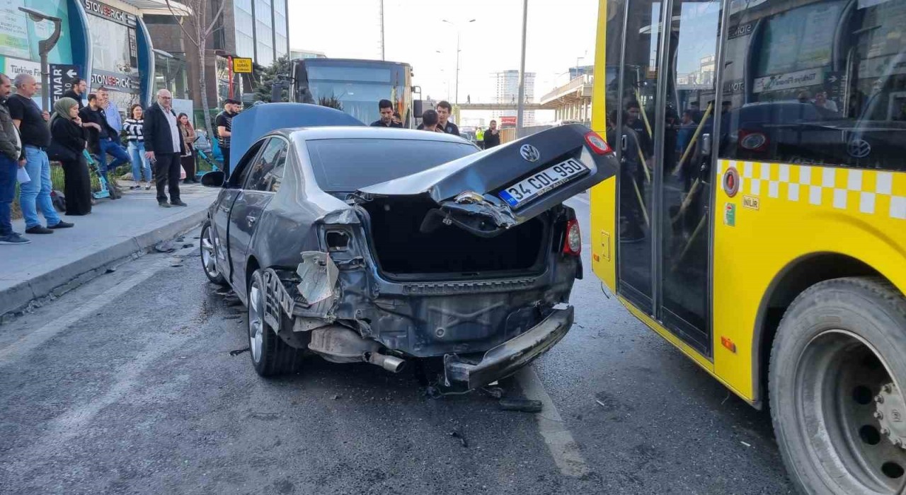 Avcılarda otomobil önce İETT otobüsüne sonra bariyerlere çarptı: 2 yaralı