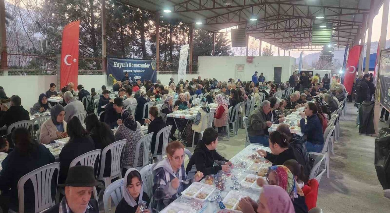 Aydın Büyükşehir Belediyesi Bozdoğanda iftar sofrası kurmaya devam ediyor
