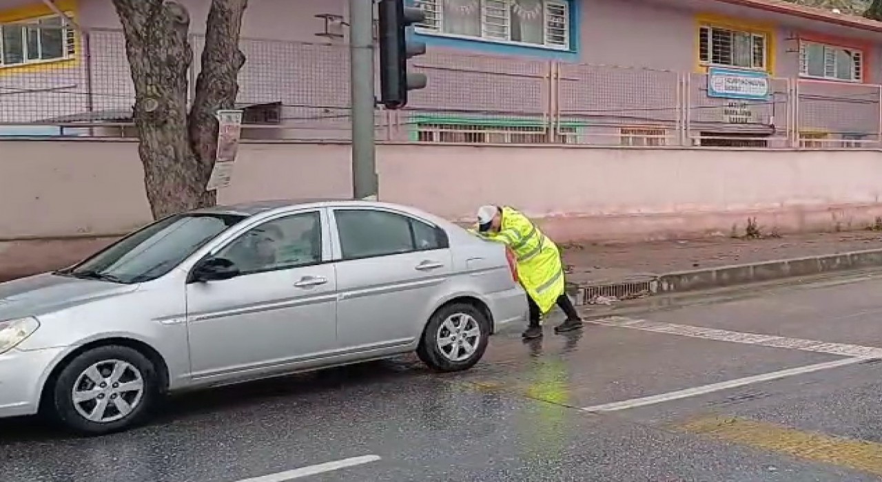 Aydında arızalanan araca polis yardımı