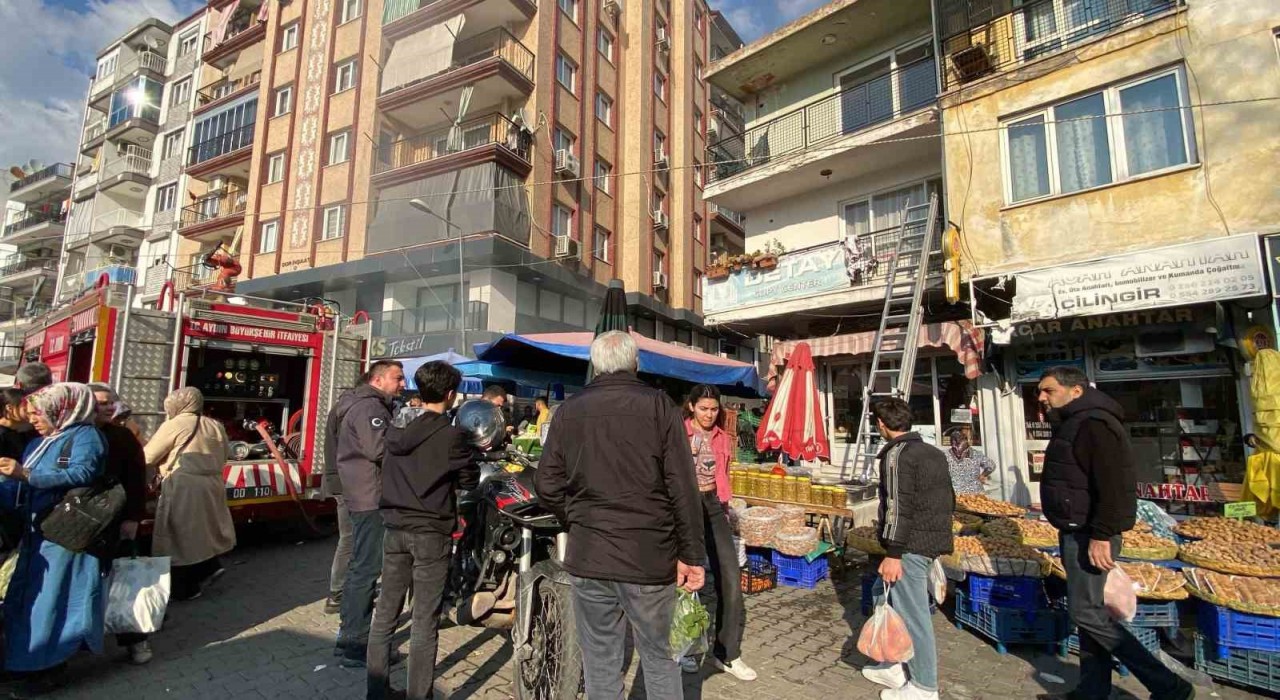 Aydında ev yangını: Yangında mahsur kalan 3 kişi esnafın yardımıyla kurtarıldı