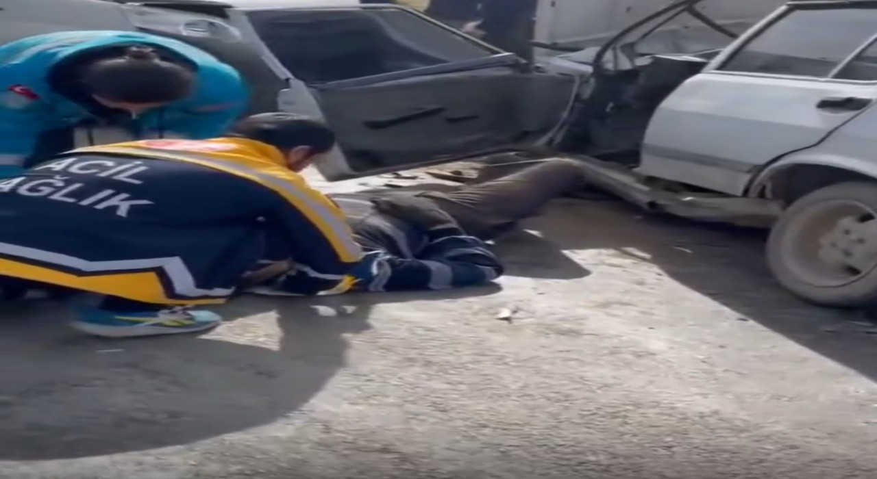 Aydında iki araç kafa kafaya çarpıştı 3 yaralı