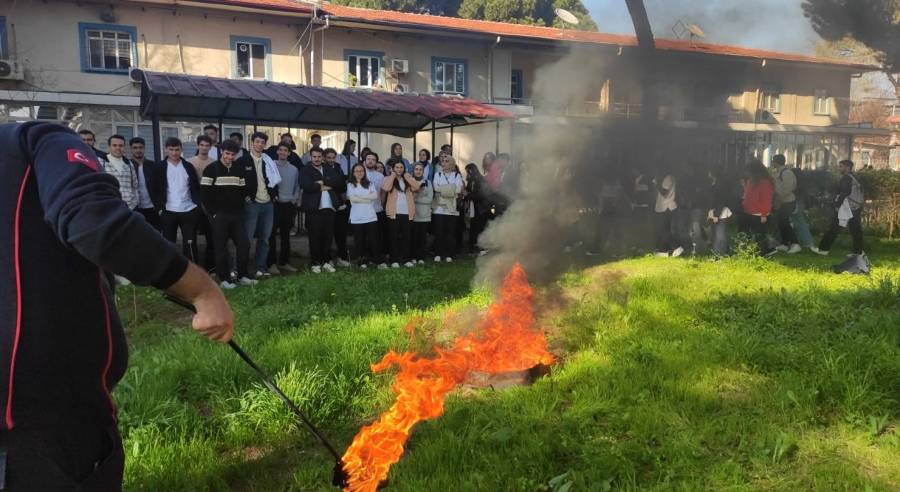 Aydında itfaiye ekipleri üniversite öğrencilerine yangın ve tahliye eğitimi verdi