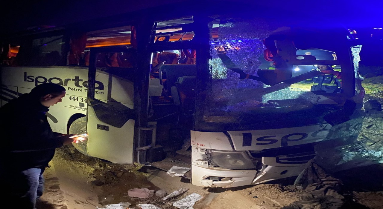 Yolcu Otobüsü Şarampole Uçtu: 1 Can Kaybı