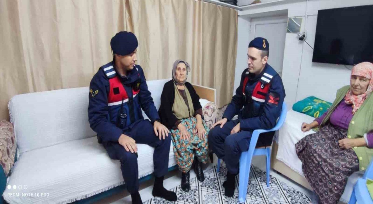 Aydında yaşlı çınarlar unutulmuyor