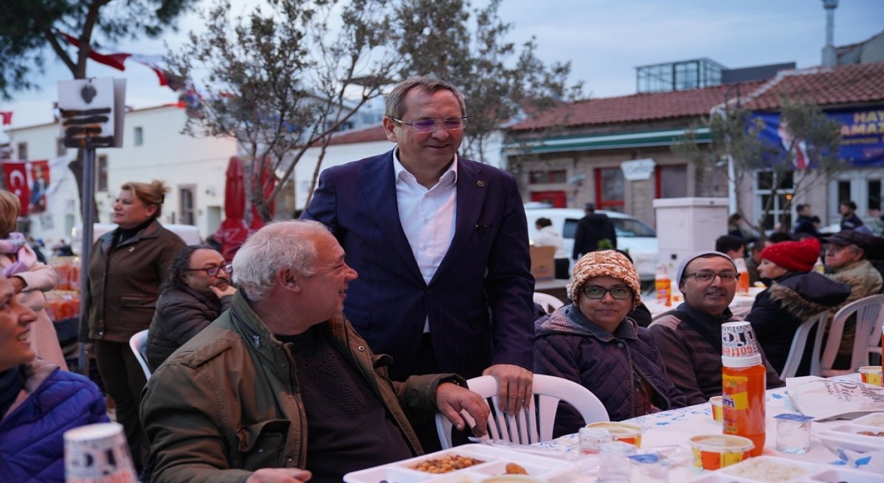 Ayvalıkın Cunda Adasındaki iftara binlerce vatandaş katıldı