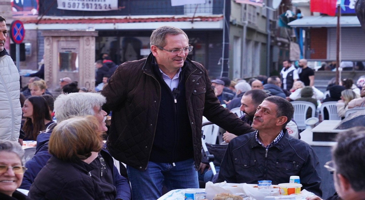 Ayvalıkta belediyenin verdiği iftara binlerce kişi katıldı
