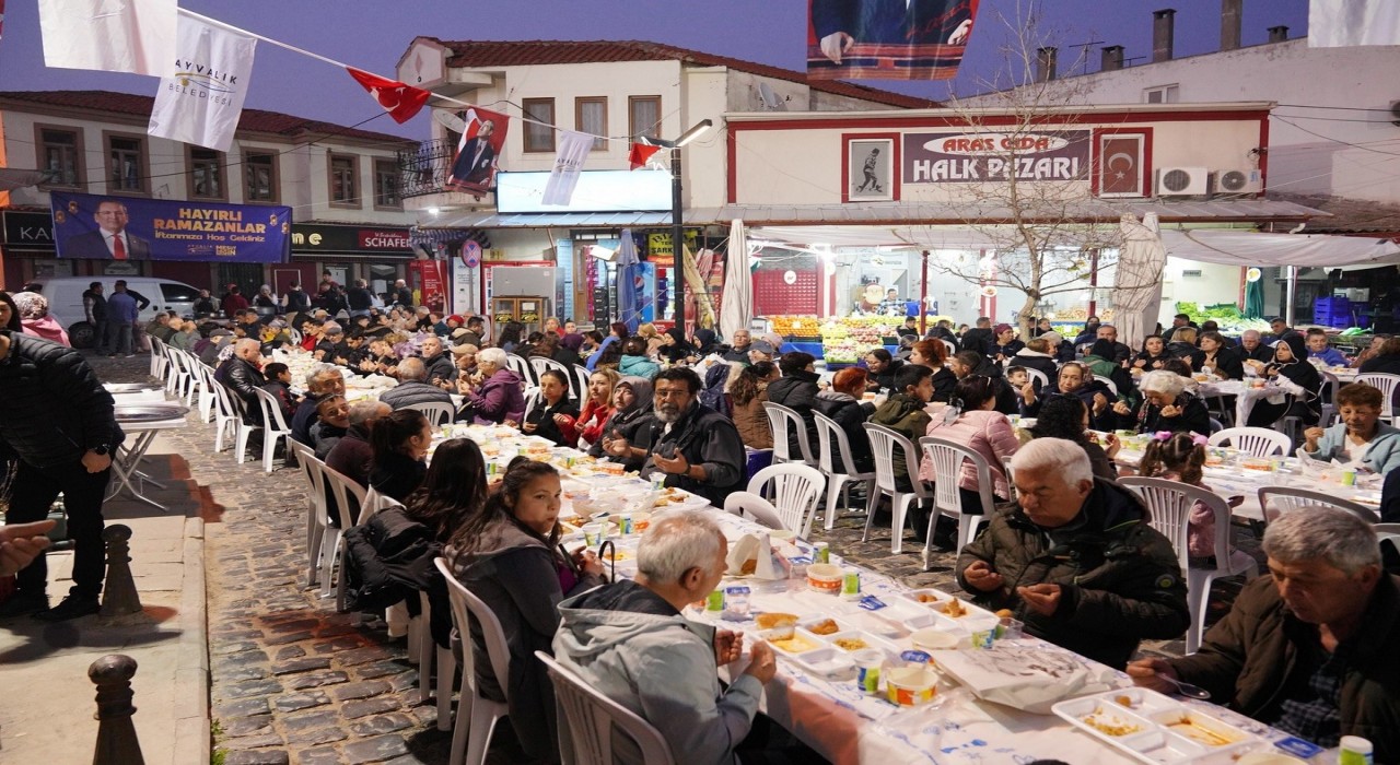 Ayvalıkta iftara binlerce kişi katıldı