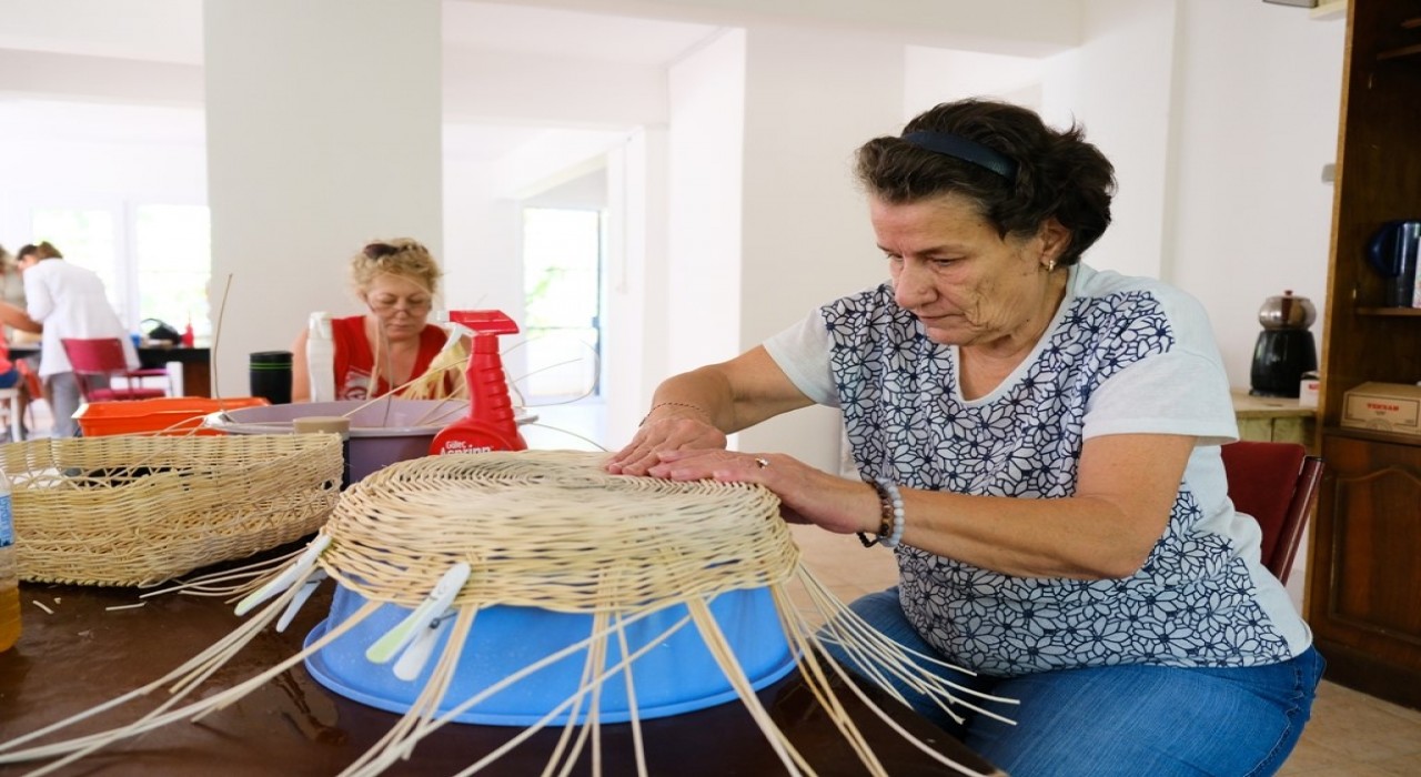 Ayvalıkta mahalle evlerinde üretilenler ilgi görüyor