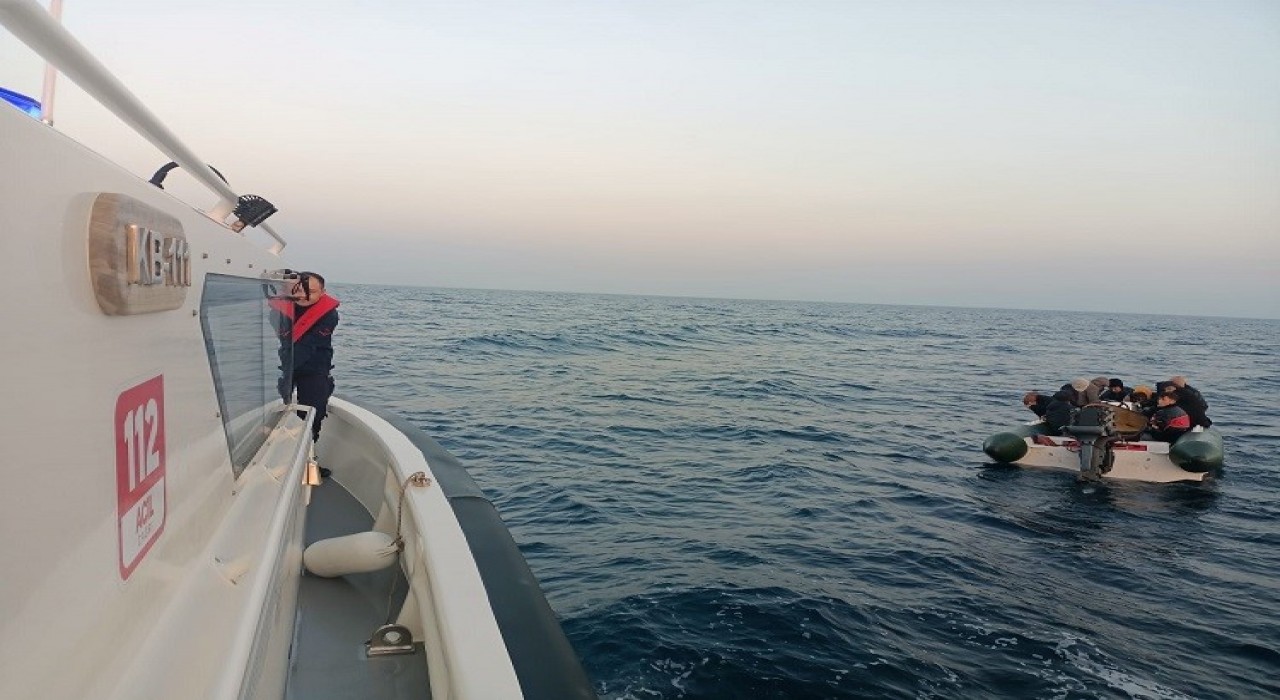 Ayvalıkta Sahil Güvenlik 18 düzensiz göçmen yakaladı