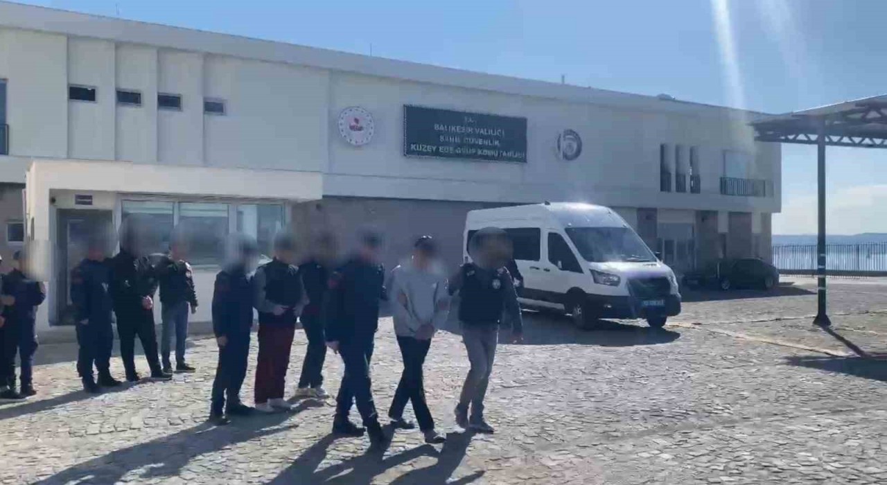 Ayvalıkta Sahil Güvenlik ekipleri göçmen kaçakçılarını kıskıvrak yakaladı
