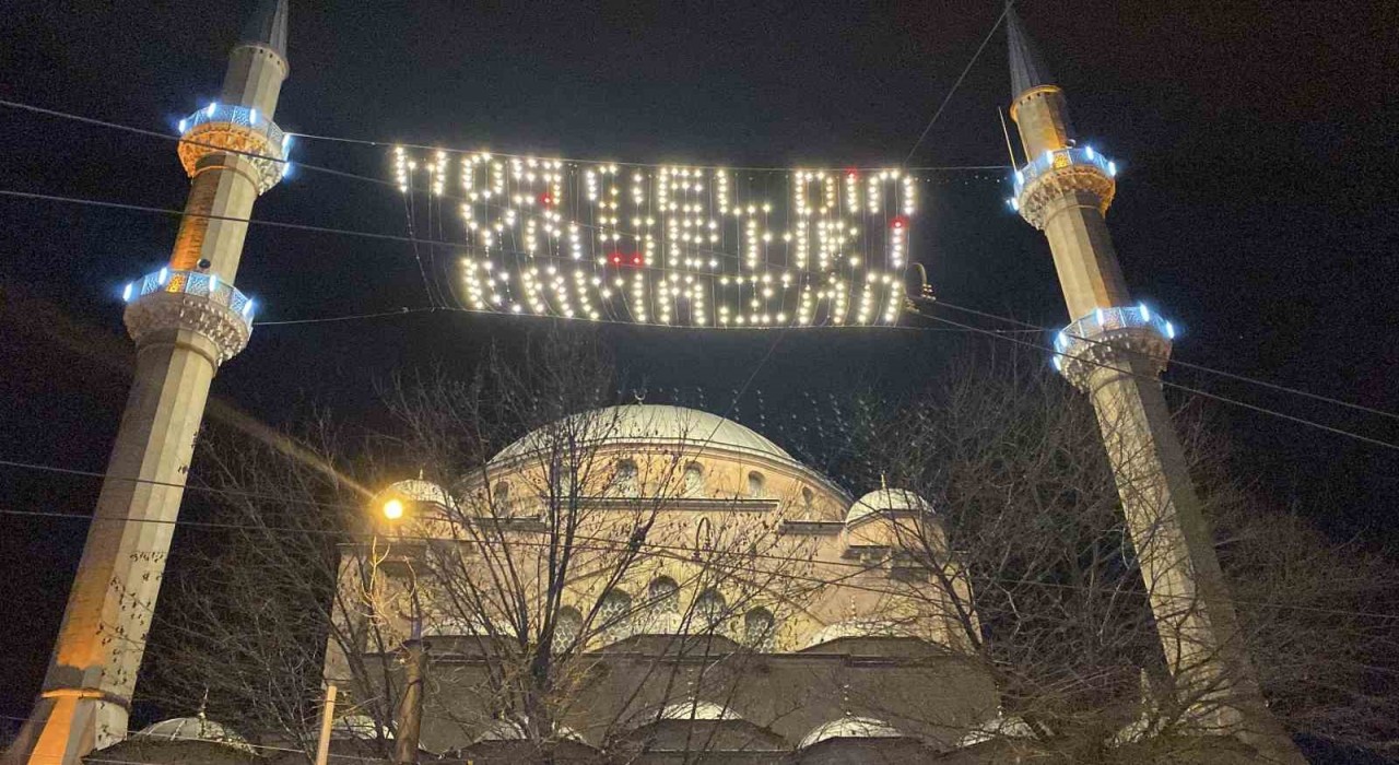 Baba ve oğul 106 yıllık Reşadiye Camiine Ramazan mahyası astılar