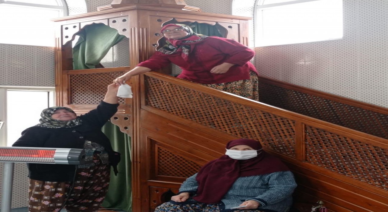 Babaeskide köylü kadınlar cami temizledi