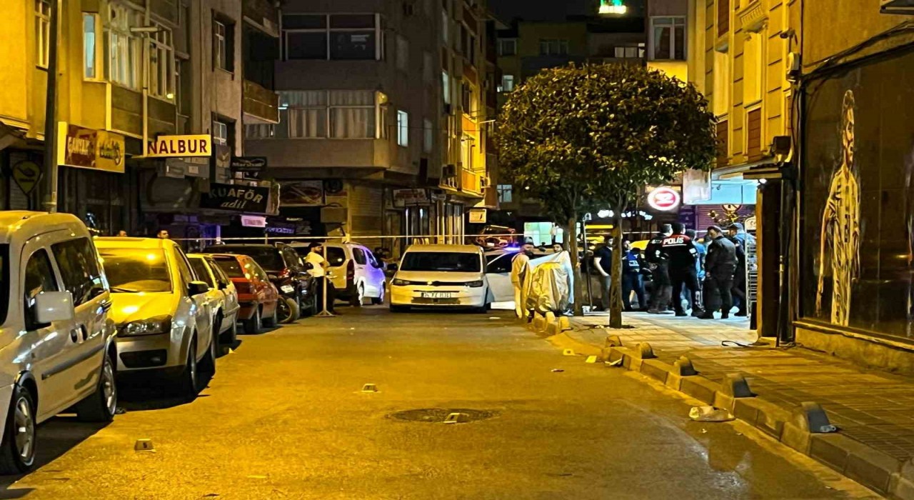 Bağcılarda motosikleti şüpheliler iki kişiye silahlı saldırı düzenledi: 1 ölü, 1 yaralı