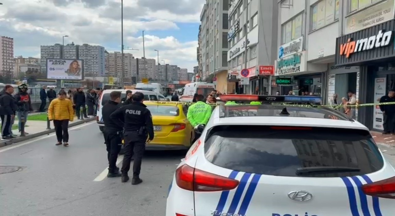 Bahçelievlerde taksiye binmek üzereyken motosiklet çarptı, talihsiz kadın hayatını kaybetti