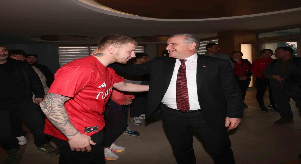 Bakan Bak, milli sporcularla iftarda bir araya geldi