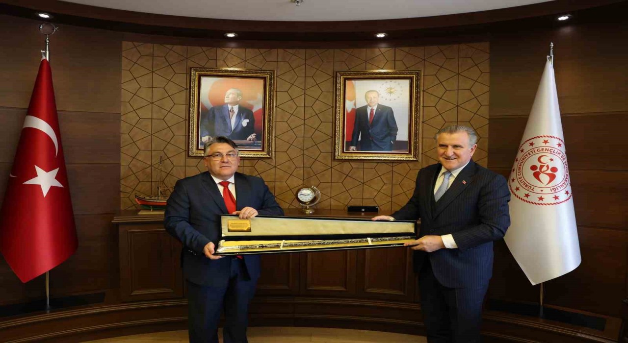 Bakan Bak, Rektör Özölçeri makamında kabul etti