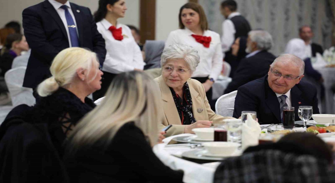 Bakan Güler: Terör örgütü derhâl ve koşulsuz olarak silahlarını teslim etmelidir