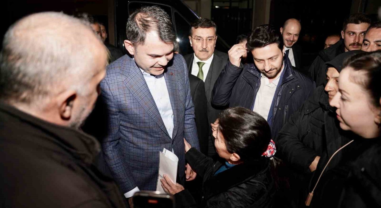 Bakan Kurum, depremde ailesini kaybeden Malatyalı Ömer Gürbüzü ziyaret etti