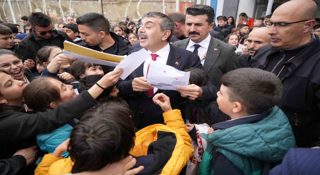 Bakan Tekin: Akademik ve  sportif eğitim mutlaka beraber yürütülmeli