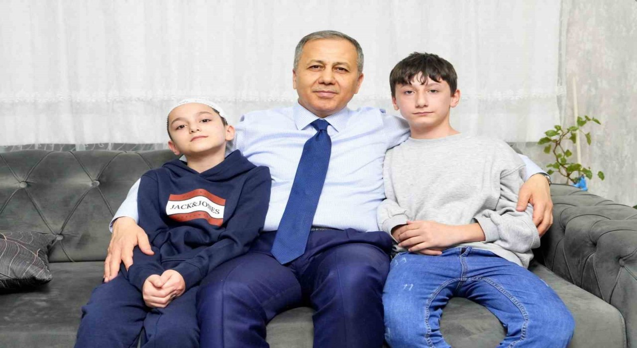 Bakan Yerlikaya, sahipsiz köpeklerin saldırdığı Tunahanı ve ailesini ziyaret etti