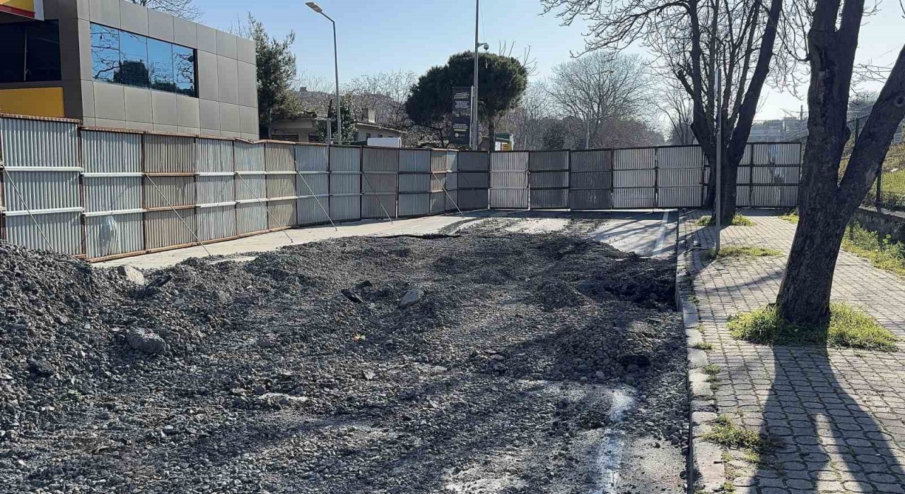 Bakırköyde bir hafta önce çöken ve yapılmayan yol vatandaşı isyan ettirdi