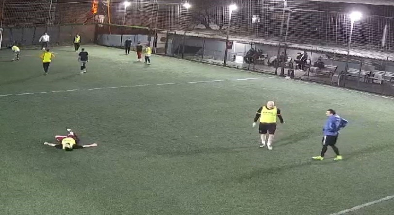 Bakırköyde halı sahada maç oynadığı esnada fenalaşan genç hayatını kaybetti