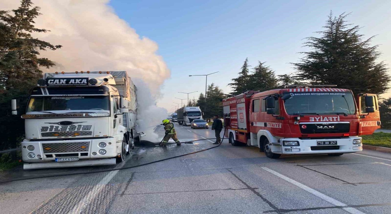 Balıkesirde balataları yanan kamyon yol kapattı