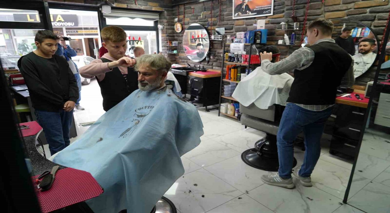Balıkesirde berberler ve kuaförlerde bayram yoğunluğu