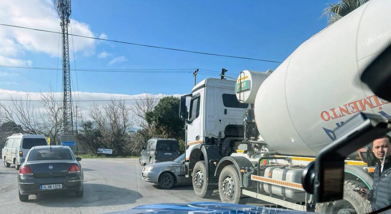 Balıkesirde beton mikseri ile otomobil çarpıştı