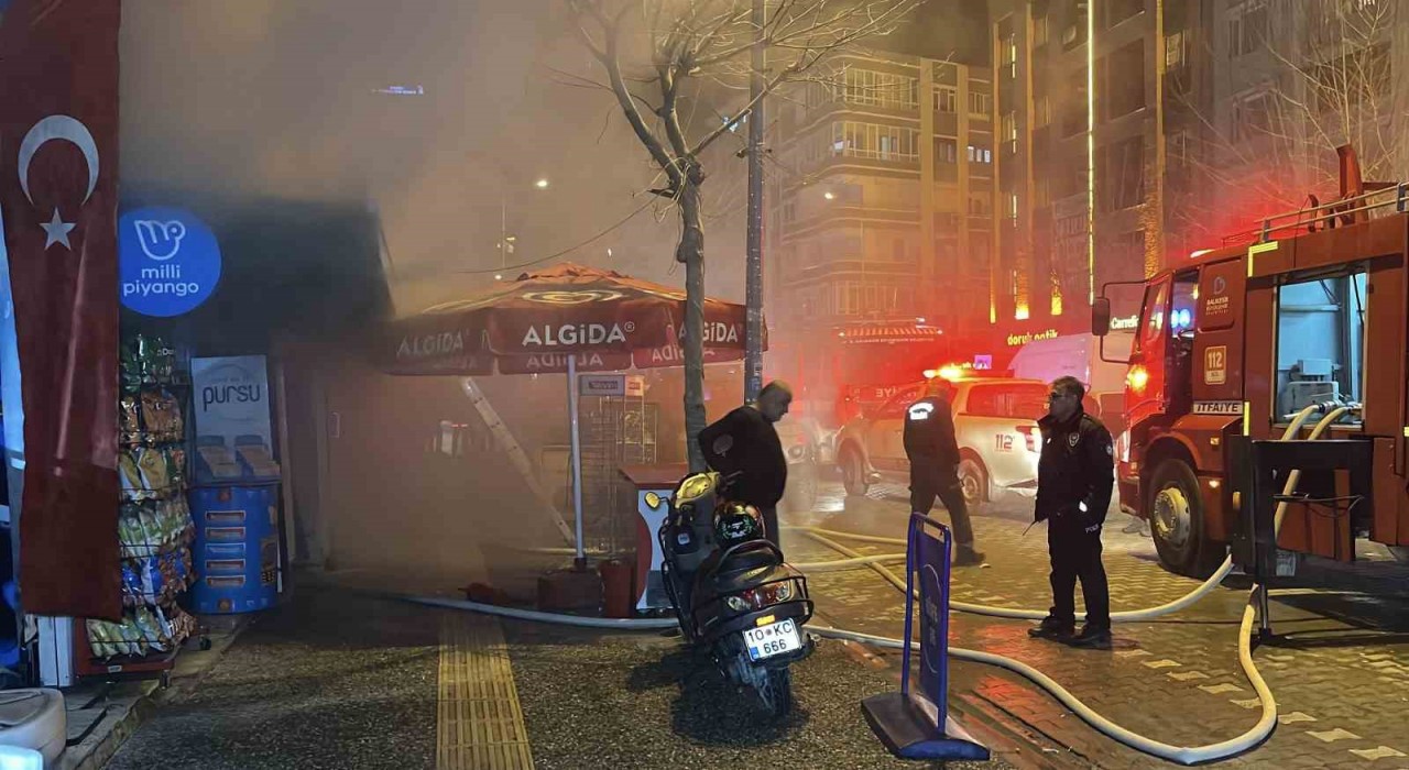 Balıkesirde büfede çıkan yangın korkuttu