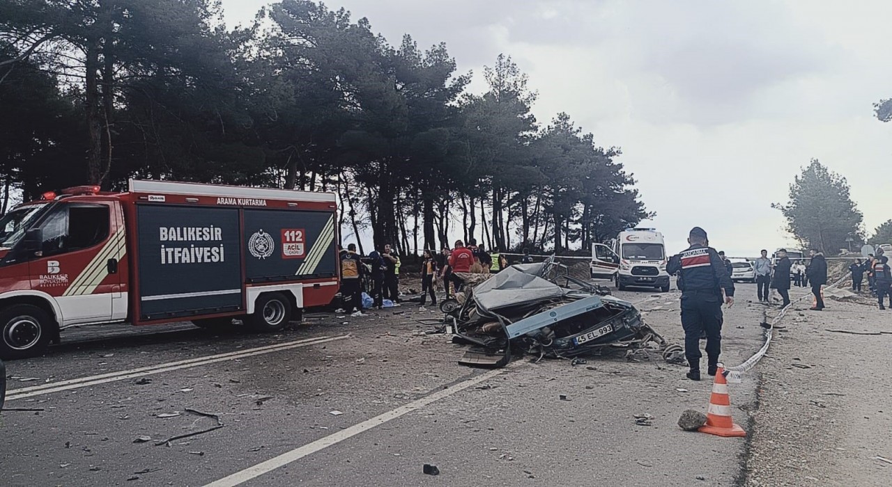 Balıkesirde feci kaza: 1 ölü, 1i ağır 10 yaralı