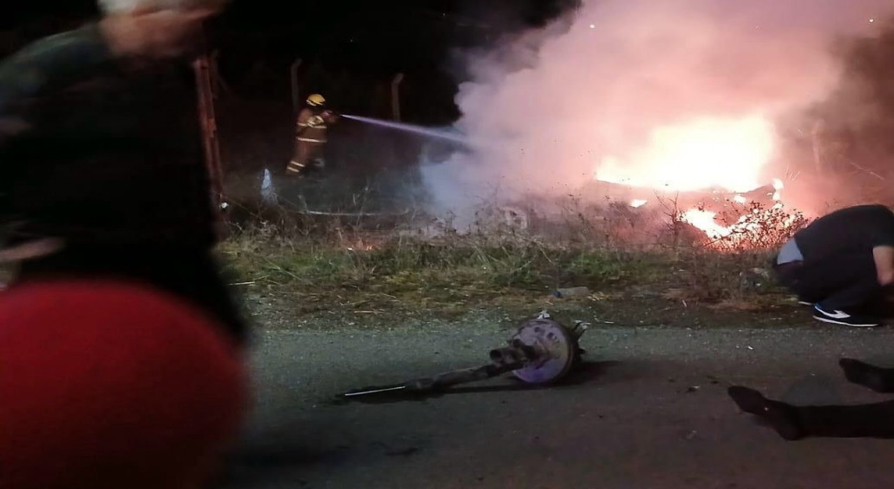 Balıkesirde kaza yapan araç alev aldı: 1 ölü, 1 yaralı