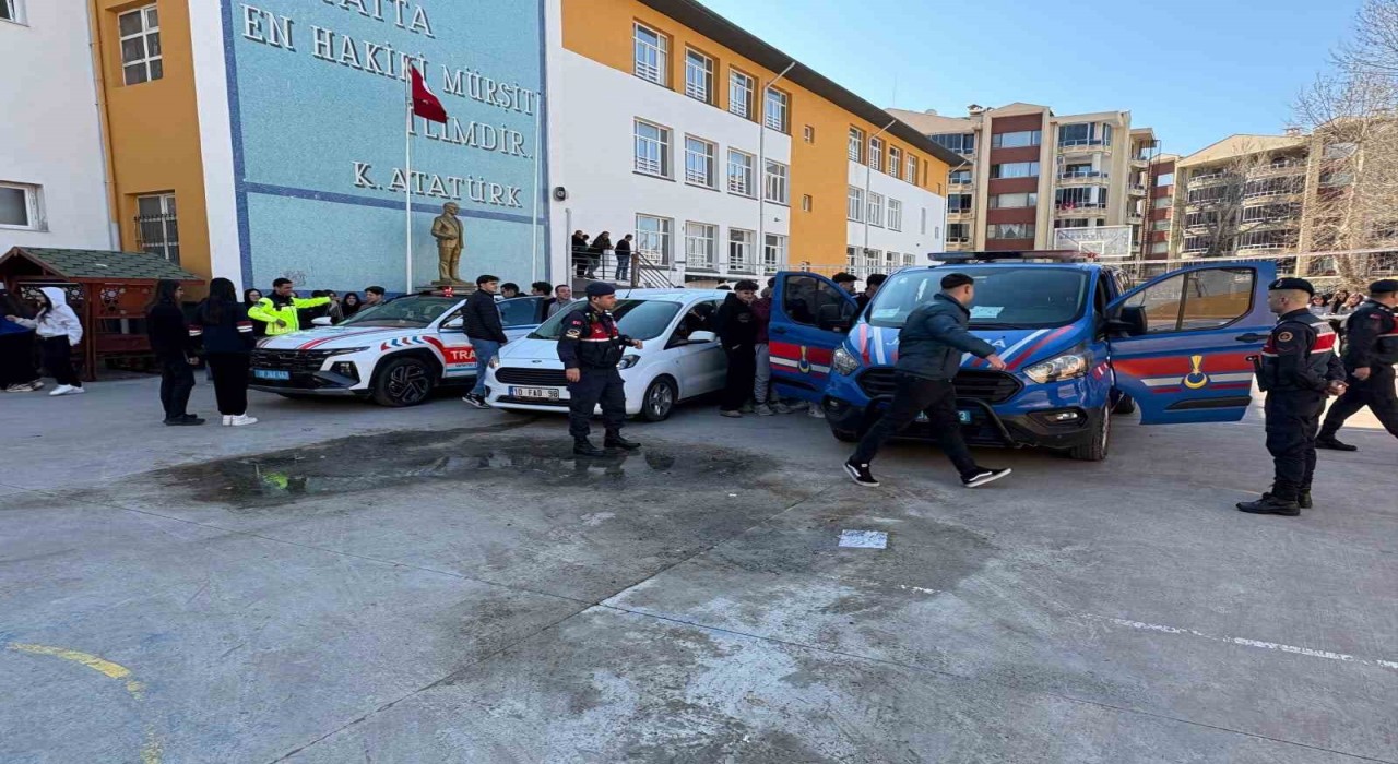 Balıkesirde lise öğrencilerine Jandarma ve Sahil Güvenlik Akademisi tanıtıldı