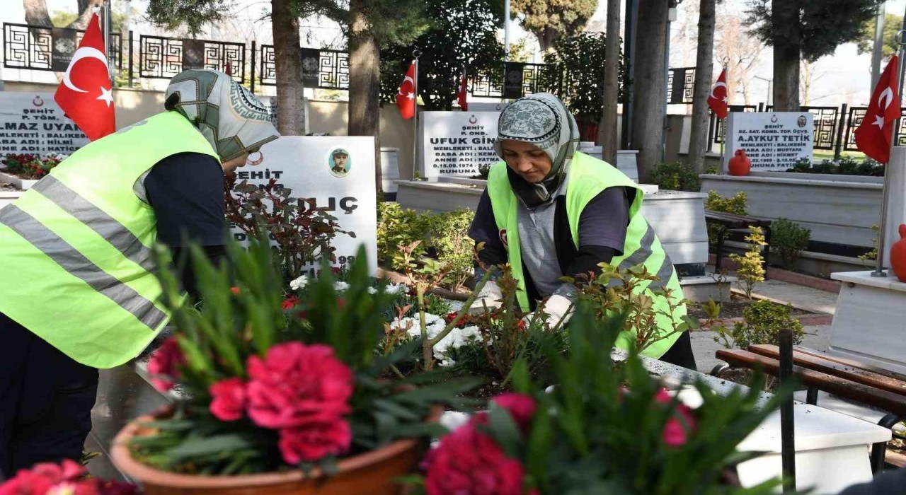 Balıkesirde şehitlikler çiçeklerle donatıldı