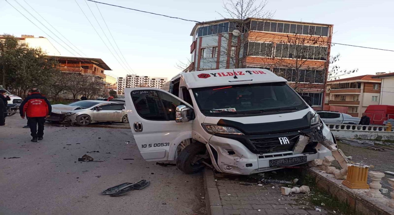 Balıkesirde servis aracı ile otomobil çarpıştı: 6 yaralı