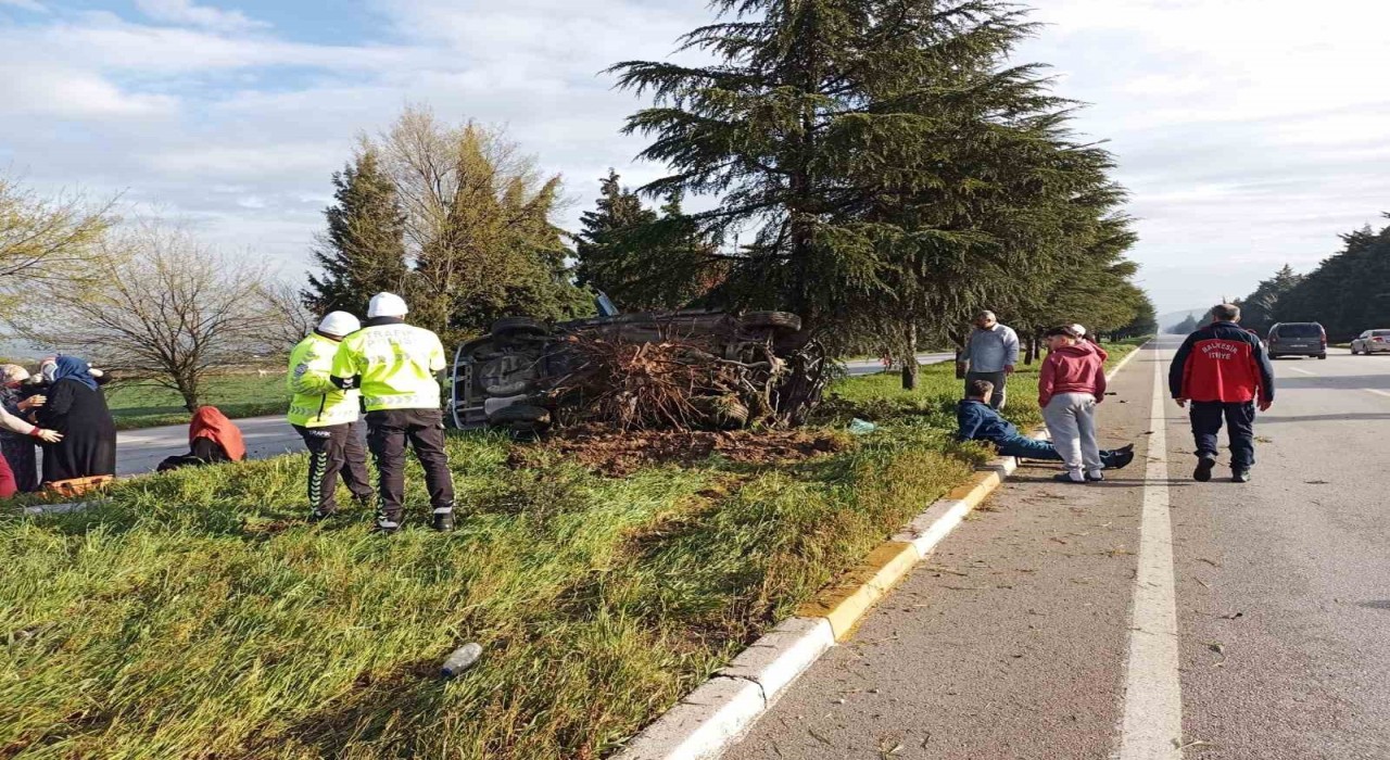 Balıkesirde takla atan araçtaki 5 kişi yaralandı