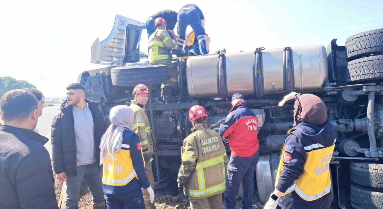 Balıkesirde tır kaza yaptı yol trafiğe kapandı