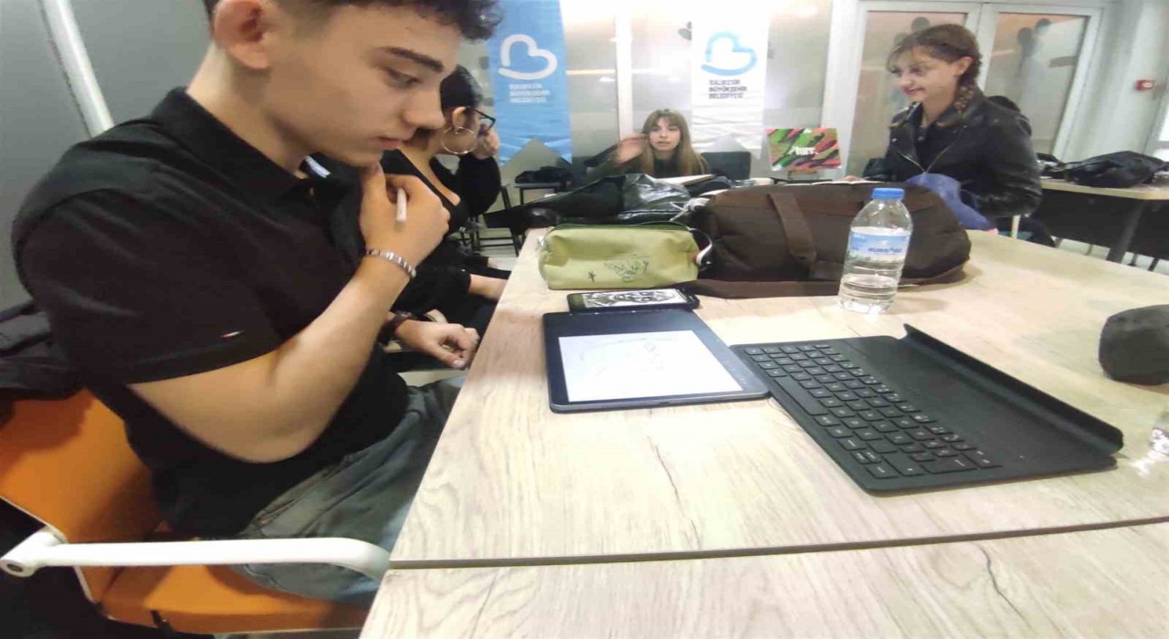 Balıkesirde yetenekli gençler çizimleriyle büyüledi