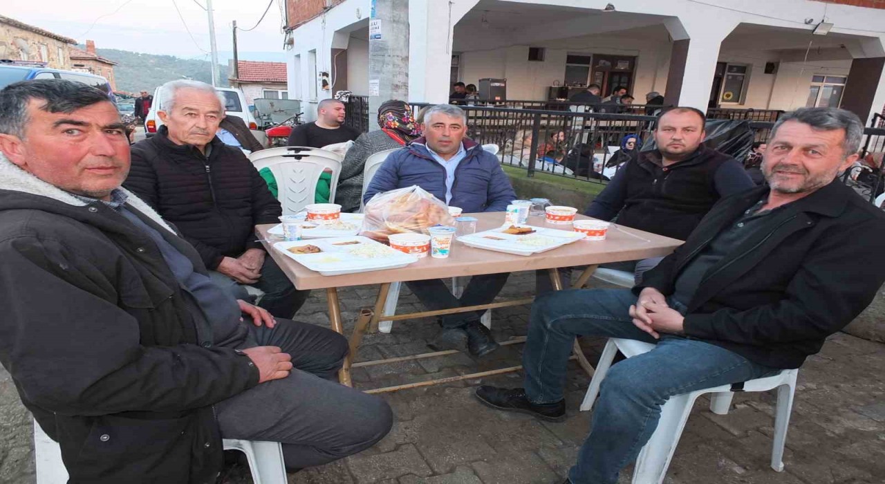 Balıkesirde yüzlerce kişi, iftar geleneğinde buluştu