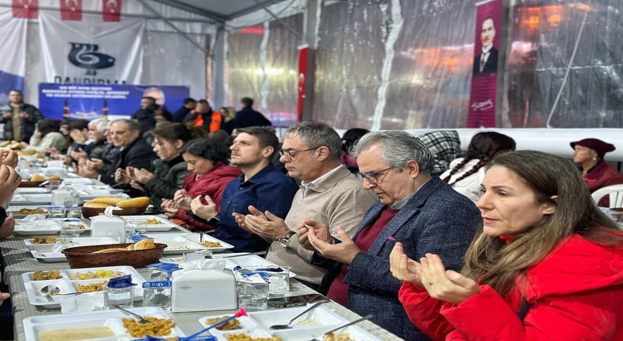 Bandırmada iftar sofraları bereketlendi