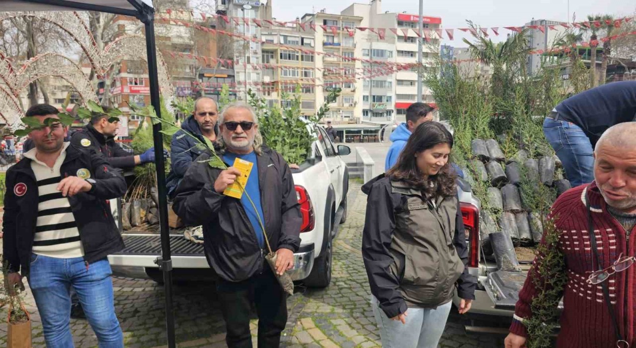 Bandırmada ücretsiz fidan dağıtımı gerçekleştirildi