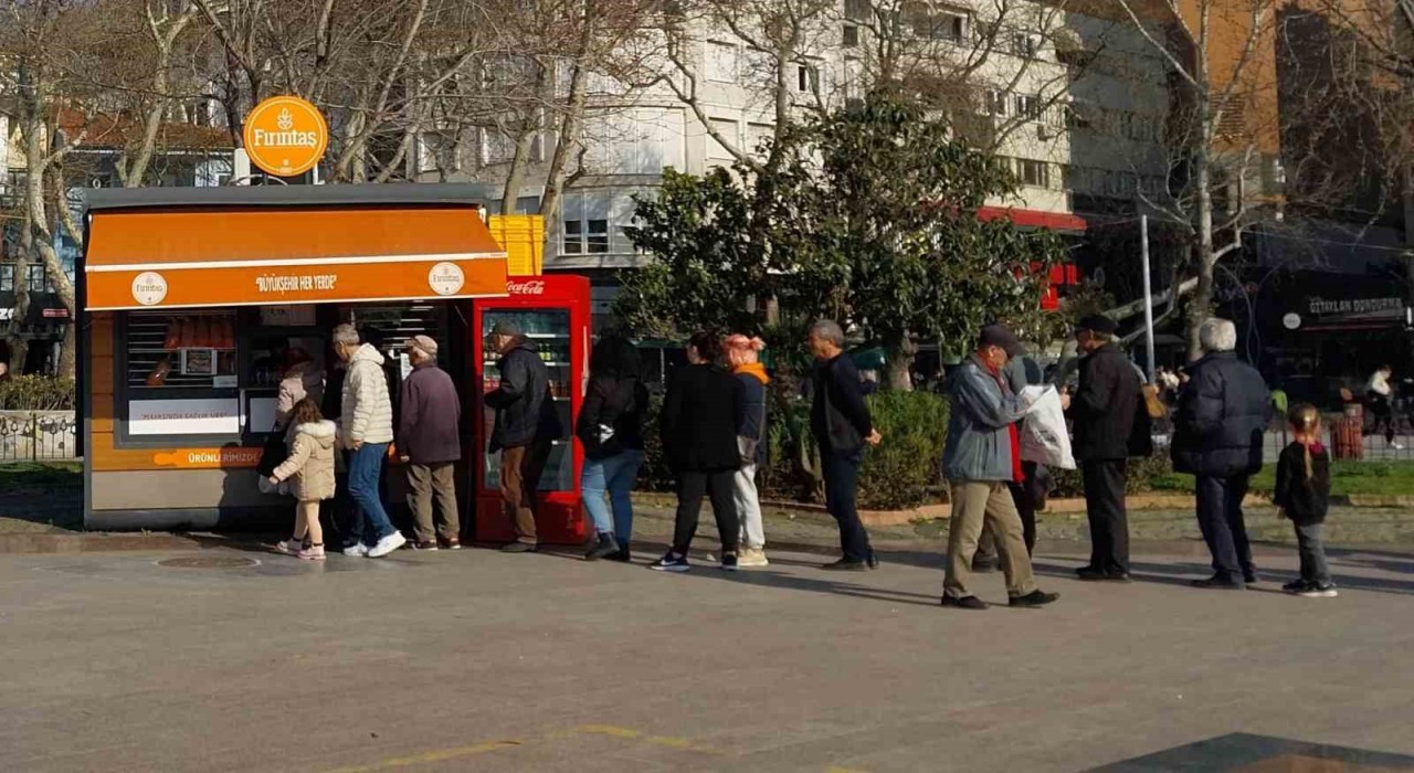 Bandırmada uygun fiyatlı pide için uzun kuyruklar oluştu
