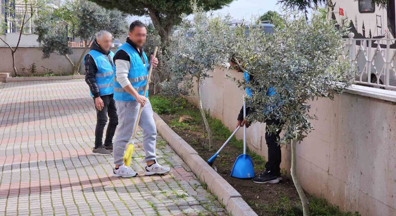 Bandırmadaki camileri yükümlüler temizledi