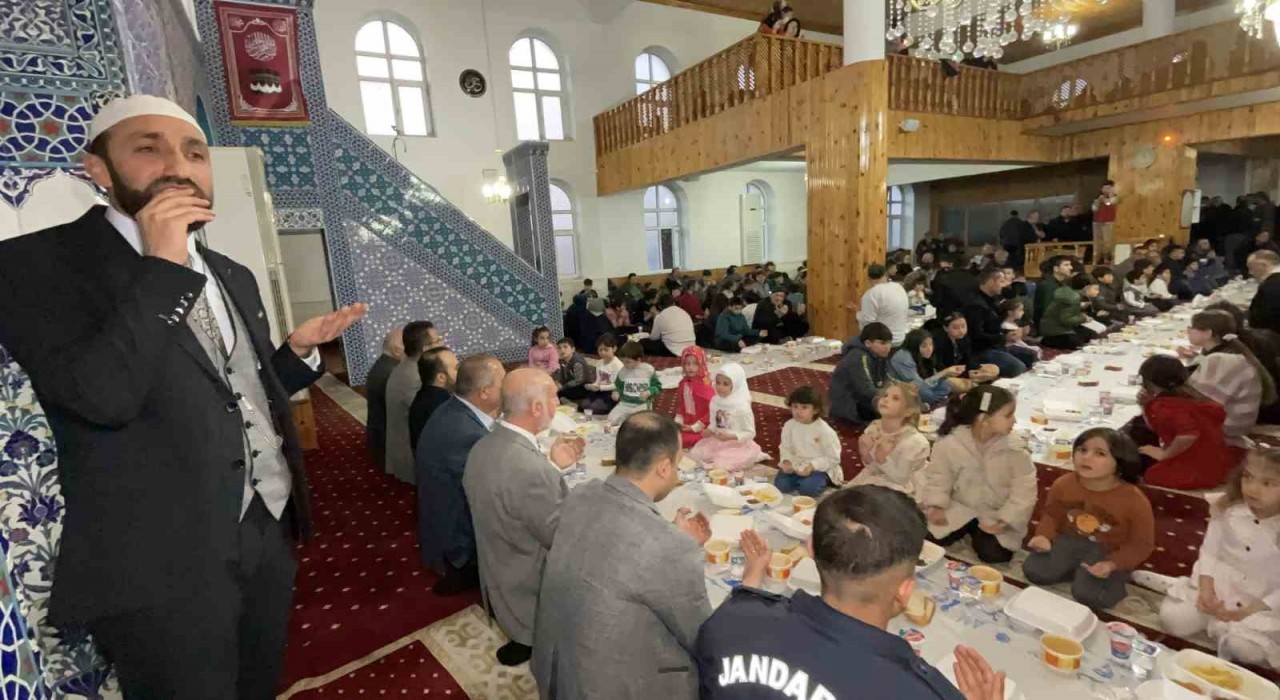 Bartın da ilk orucum İlk iftarım etkinliğince çocuklar camiye sığmadı