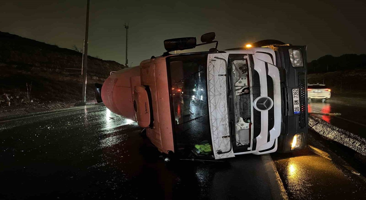 Başakşehirde yola devrilen beton mikserine arkadan gelen araç çarptı: 1 yaralı