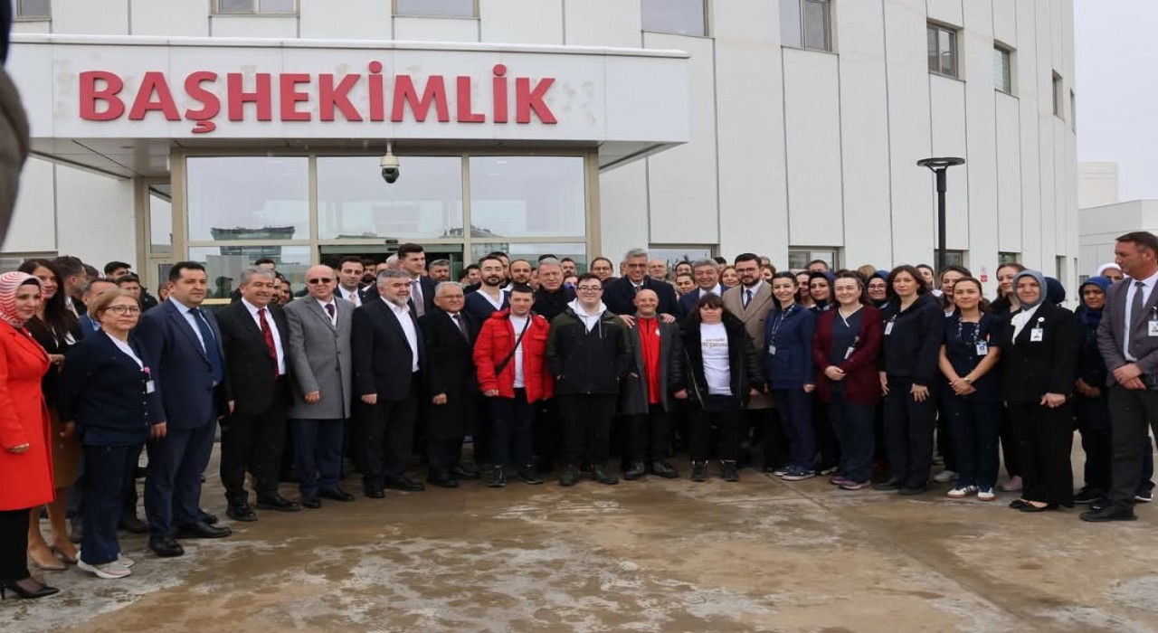 Başhekim Özcandan Bakan Memişoğluna anlamlı hediye