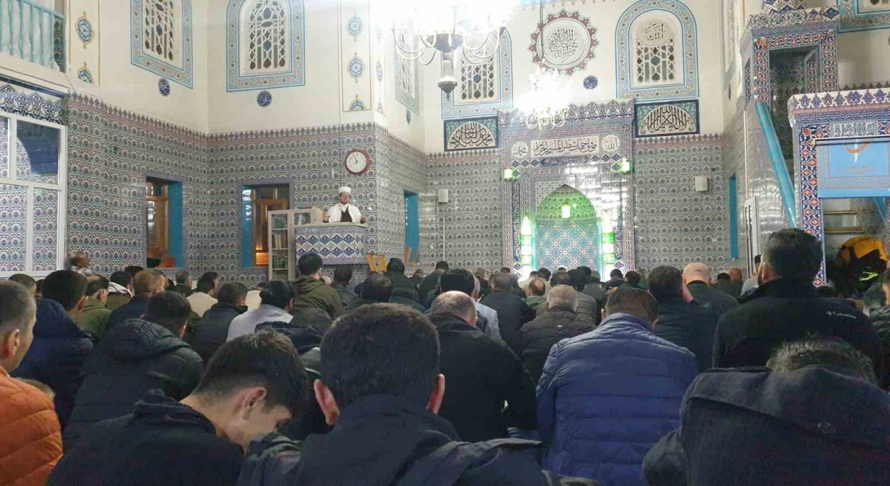 Başkalede Kadir Gecesi dualarla idrak edildi
