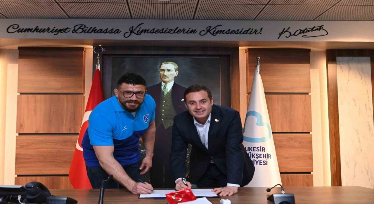 Başkan Ahmet Akın, şampiyon güreşçileri Balıkesirin renklerine bağladı